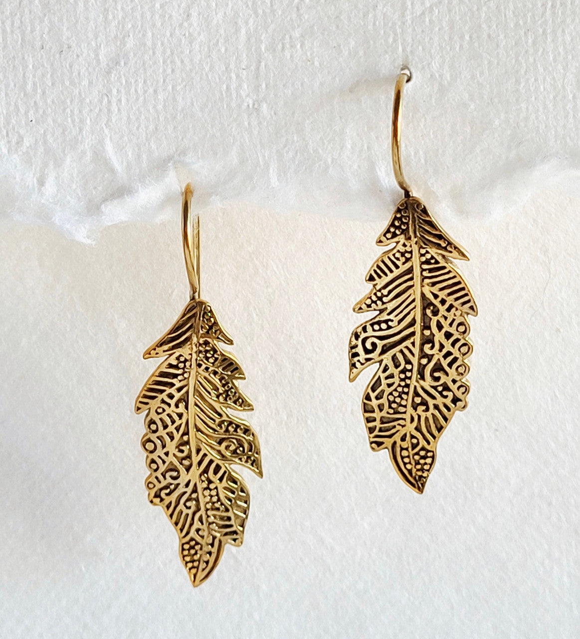 BREEZE FEATHER LEAF EARRINGS