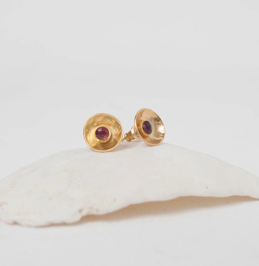 GOLD GARNET VESSEL STUD