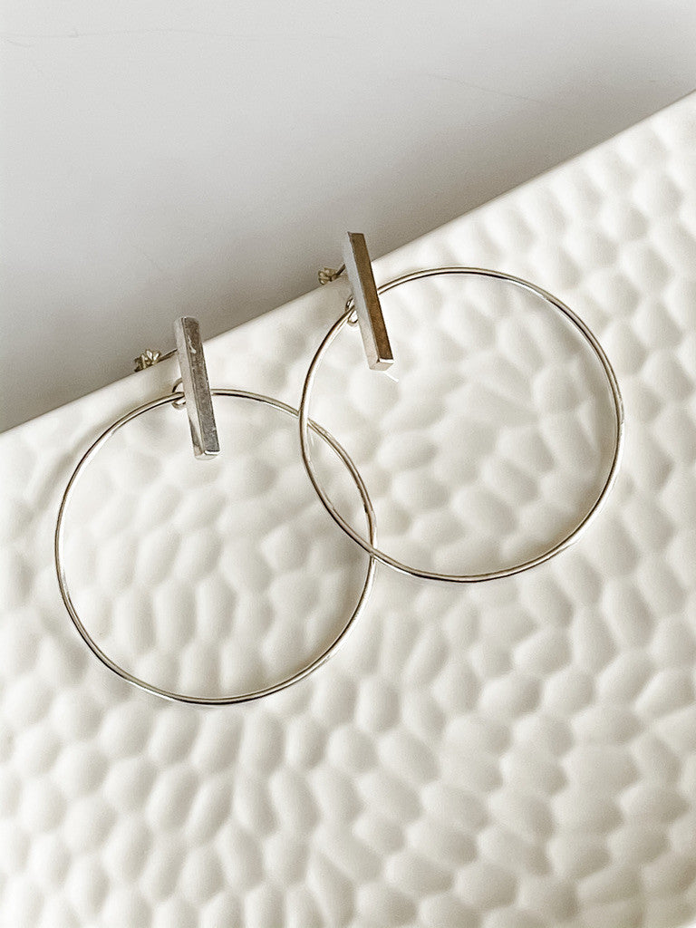 CIRCLE ON CAST BAR EARRINGS