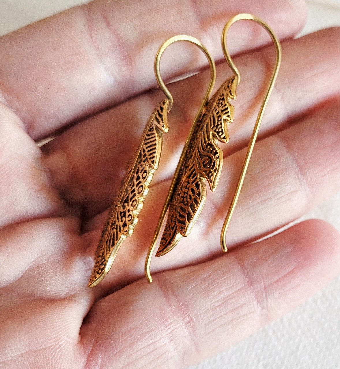 BREEZE FEATHER LEAF EARRINGS